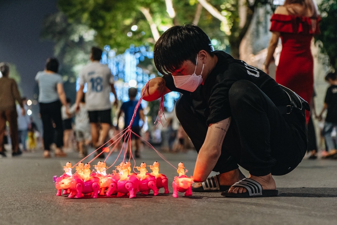 8 năm sau vụ nổ bình oxy, chàng trai cụt hai tay làm thiết kế, cuối tuần bán hàng rong ở phố đi bộ hồ Gươm để nuôi mẹ bệnh tật - Ảnh 7.