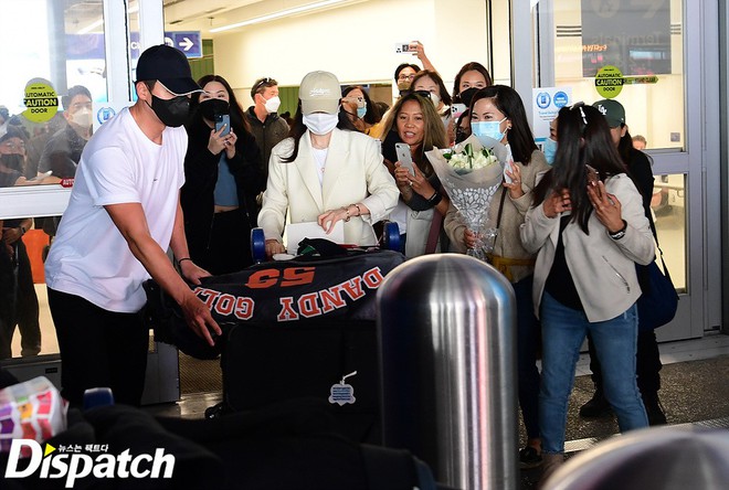 Clip Hyun Bin và Son Ye Jin náo loạn sân bay Mỹ: Nam tài tử liên tục kéo tay bảo vệ vợ trước đám đông, chị đẹp nép sát bên chồng - Ảnh 7.