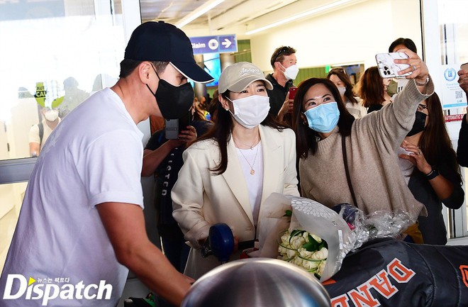 Clip Hyun Bin v&agrave; Son Ye Jin n&aacute;o loạn s&acirc;n bay Mỹ: Nam t&agrave;i tử li&ecirc;n tục k&eacute;o tay bảo vệ vợ trước đ&aacute;m đ&ocirc;ng, chị đẹp n&eacute;p s&aacute;t b&ecirc;n chồng - Ảnh 13.