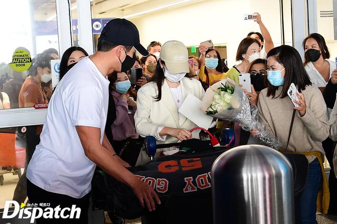 Clip Hyun Bin v&agrave; Son Ye Jin n&aacute;o loạn s&acirc;n bay Mỹ: Nam t&agrave;i tử li&ecirc;n tục k&eacute;o tay bảo vệ vợ trước đ&aacute;m đ&ocirc;ng, chị đẹp n&eacute;p s&aacute;t b&ecirc;n chồng - Ảnh 6.