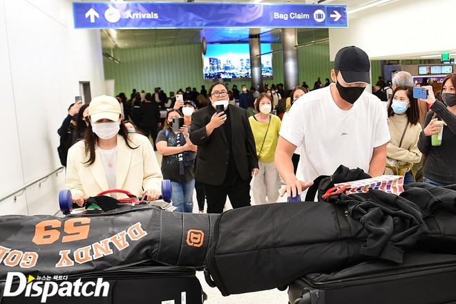 Clip Hyun Bin v&agrave; Son Ye Jin n&aacute;o loạn s&acirc;n bay Mỹ: Nam t&agrave;i tử li&ecirc;n tục k&eacute;o tay bảo vệ vợ trước đ&aacute;m đ&ocirc;ng, chị đẹp n&eacute;p s&aacute;t b&ecirc;n chồng - Ảnh 3.