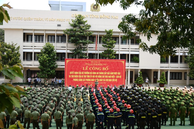 Công bố quyết định thăng quân hàm vượt cấp cho người hùng cứu 4 người đuối nước - Ảnh 2.