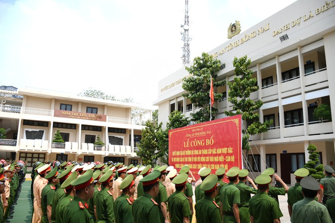 Công bố quyết định thăng quân hàm vượt cấp cho người hùng cứu 4 người đuối nước - Ảnh 3.