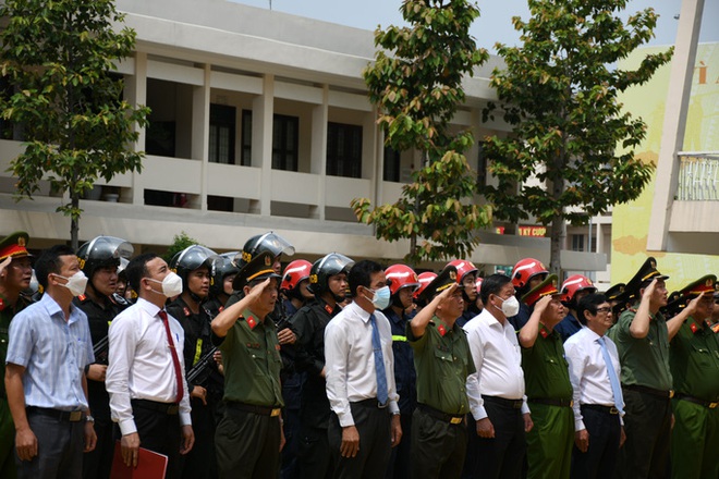 Công bố quyết định thăng quân hàm vượt cấp cho người hùng cứu 4 người đuối nước - Ảnh 4.