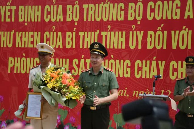 Công bố quyết định thăng quân hàm vượt cấp cho người hùng cứu 4 người đuối nước - Ảnh 6.