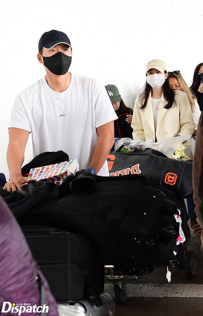 Clip Hyun Bin v&agrave; Son Ye Jin n&aacute;o loạn s&acirc;n bay Mỹ: Nam t&agrave;i tử li&ecirc;n tục k&eacute;o tay bảo vệ vợ trước đ&aacute;m đ&ocirc;ng, chị đẹp n&eacute;p s&aacute;t b&ecirc;n chồng - Ảnh 5.