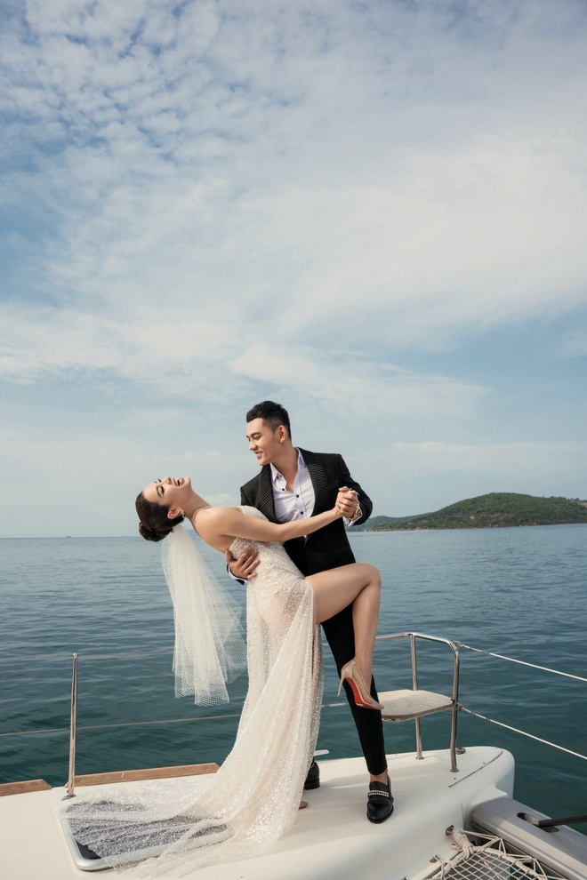 Full HD bộ ảnh cưới sang xịn của Phương Trinh Jolie v&agrave; L&yacute; B&igrave;nh: C&ocirc; d&acirc;u hở bạo khoe body, 1 chi tiết g&acirc;y cho&aacute;ng! - Ảnh 11.