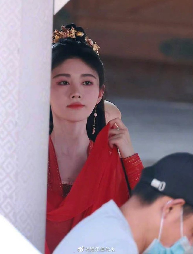 Mới bỏ sương sa hạt lựu, C&uacute;c Tịnh Y đ&atilde; tự hủy cực mạnh chỉ v&igrave; một pha makeup, nh&igrave;n visual c&oacute; ch&aacute;n kh&ocirc;ng cơ chứ! - Ảnh 2.