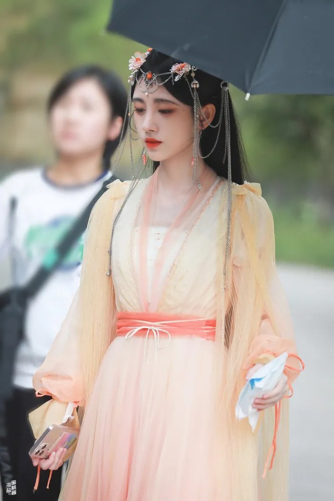 Mới bỏ sương sa hạt lựu, C&uacute;c Tịnh Y đ&atilde; tự hủy cực mạnh chỉ v&igrave; một pha makeup, nh&igrave;n visual c&oacute; ch&aacute;n kh&ocirc;ng cơ chứ! - Ảnh 6.