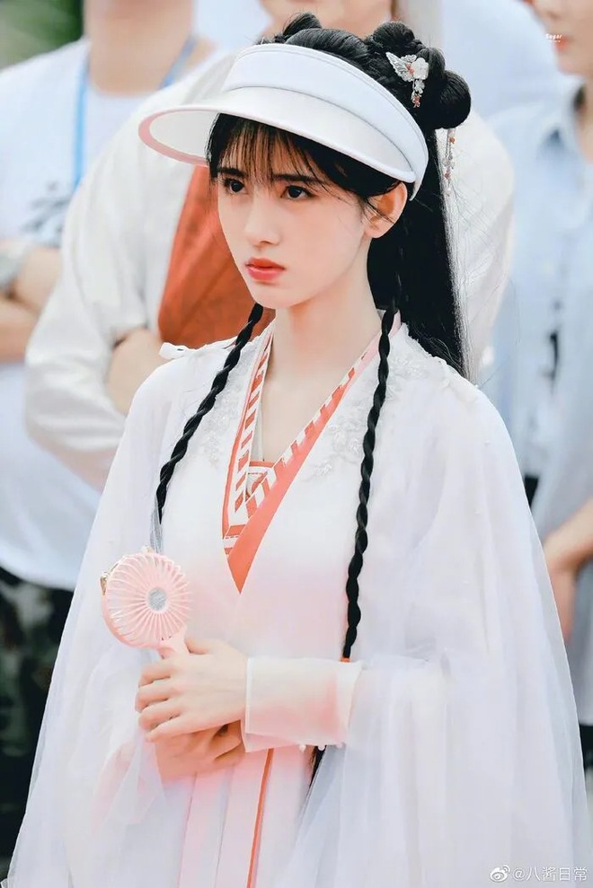 Mới bỏ sương sa hạt lựu, C&uacute;c Tịnh Y đ&atilde; tự hủy cực mạnh chỉ v&igrave; một pha makeup, nh&igrave;n visual c&oacute; ch&aacute;n kh&ocirc;ng cơ chứ! - Ảnh 7.