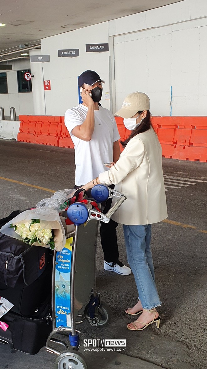 Hyun Bin v&agrave; Son Ye Jin gặp sự cố ngay khi đ&aacute;p xuống s&acirc;n bay Mỹ, chị đẹp c&oacute; h&agrave;nh động quan t&acirc;m chồng g&acirc;y sốt MXH - Ảnh 3.