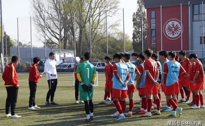 U17 Việt Nam thắng 6-0 ở Đức, báo Trung Quốc ngỡ ngàng, đem Wu Lei ra để cảm thán - Ảnh 2.