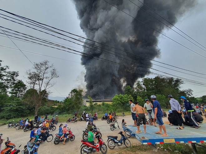 Ch&aacute;y lớn ở Khu c&ocirc;ng nghiệp Nhơn B&igrave;nh, kh&oacute;i lửa bốc l&ecirc;n ng&ugrave;n ngụt - Ảnh 3.
