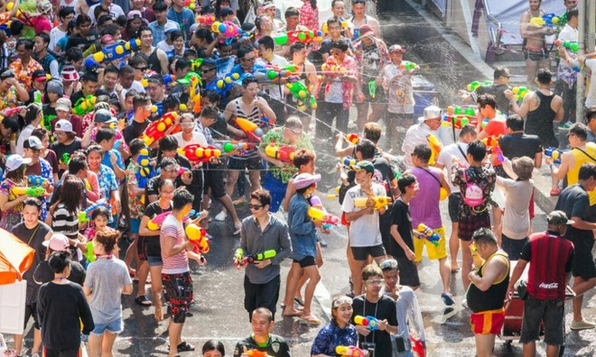 Cảnh khó tin tại Lễ Songkran Thái Lan hôm nay: Khách Tây đổ xuống đường té nước mặc lệnh cấm, khách Việt kêu trời vì… quá nóng - Ảnh 2.