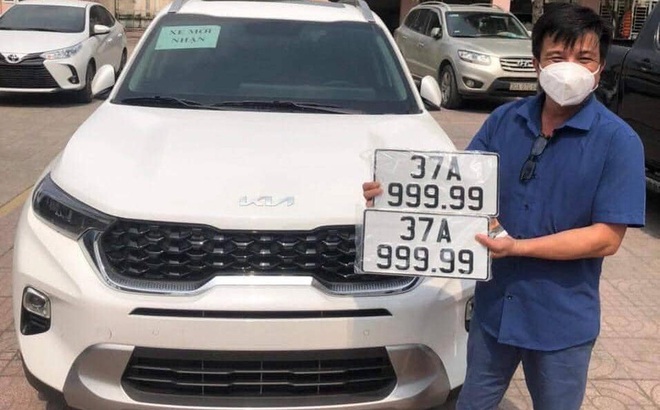 Người đ&agrave;n &ocirc;ng vừa bốc được biển xe VIP nhất Nghệ An mang số ngũ qu&yacute; 9 - Ảnh 1.