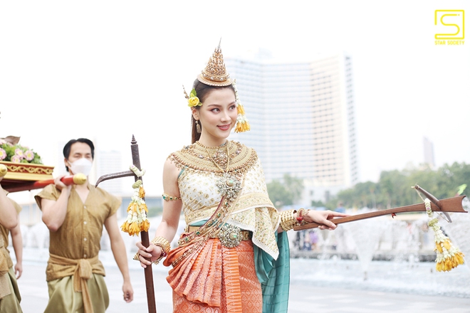 Nữ thần lễ phục Thái gọi tên Baifern (Chiếc Lá Bay): Bé đã xinh xỉu, lớn hóa nữ thần Songkran đẹp điên đảo 2 năm với bộ đồ tiền tỷ - Ảnh 12.