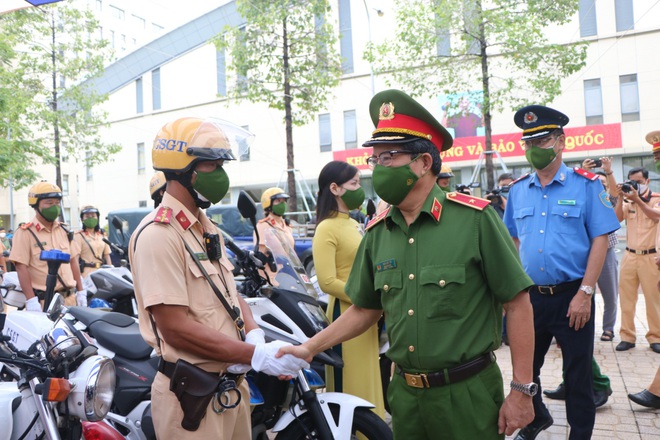 C&ocirc;ng an TP.HCM ra qu&acirc;n đảm bảo an to&agrave;n giao th&ocirc;ng dịp Lễ 30/4 v&agrave; SEA Games 31 - Ảnh 4.