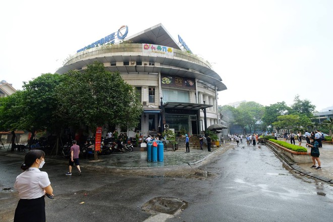 Hà Nội: Cháy nhà hàng dưới hầm toà nhà Vicostone 167 Hoàng Ngân, &quot;khói nâu&quot; bốc cao hàng chục mét, người dân hoảng hốt bỏ chạy - Ảnh 2.