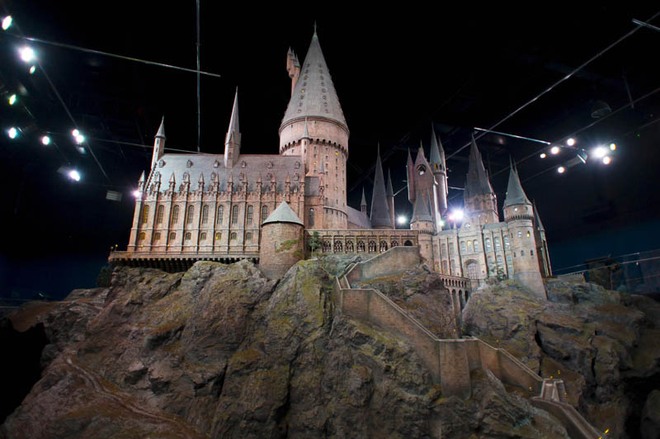 Thì ra lâu đài Hogwarts có thật chứ chẳng cần CGI, bảo sao cảnh Harry Potter đi học chưa bao giả “giả trân” - Ảnh 2.