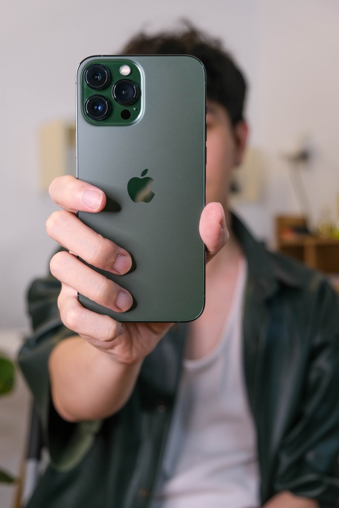 Trên tay iPhone 13 và iPhone 13 Pro Max màu xanh lá vừa bán ra tại Việt Nam: Đẹp thế này thì lại thành hot trend 2022 rồi! - Ảnh 9.