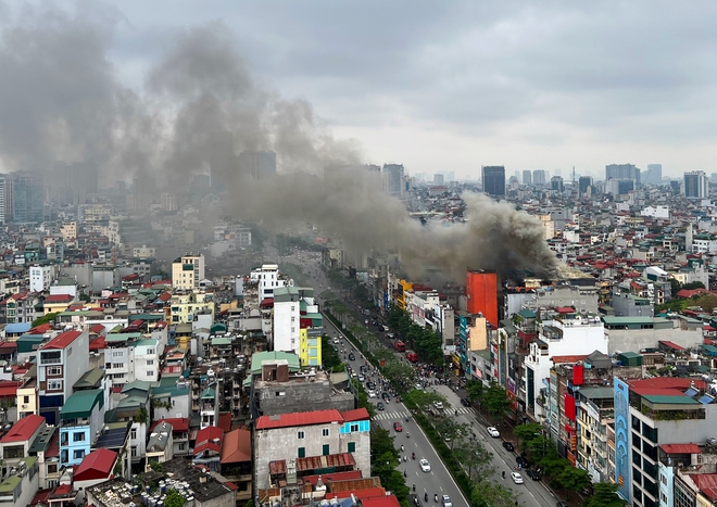 Hà Nội: Cháy lớn trên phố Đê La Thành, cột khói đen bốc cao cuồn cuộn - Ảnh 4.