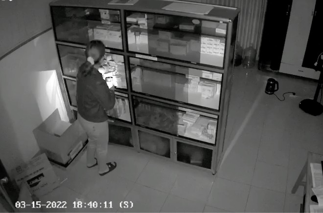 Camera bắt quả tang nữ trạm trưởng l&eacute;n lấy thuốc trong tủ ở trạm y tế mang đi b&aacute;n - Ảnh 1.
