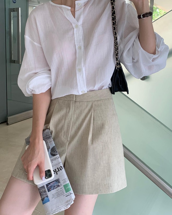 Kiểu quần short khiến denim short thất thế: Diện l&ecirc;n vẫn trẻ trung, đ&atilde; vậy c&ograve;n thanh lịch hơn nhiều - Ảnh 6.