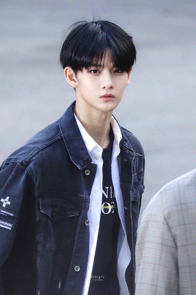 Màn lột xác ối giời ơi nhất của cựu thành viên Wanna One: Thư sinh năm nào nay trở thành tóc đỏ cơ bắp xăm trổ cực ngầu! - Ảnh 2.