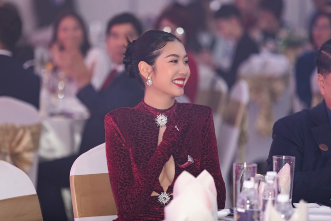 Th&uacute;y V&acirc;n diện v&aacute;y cắt xẻ nổi bần bật giữa sự kiện, trở th&agrave;nh n&agrave;ng hậu Vbiz đầu ti&ecirc;n l&agrave;m được điều n&agrave;y! - Ảnh 3.