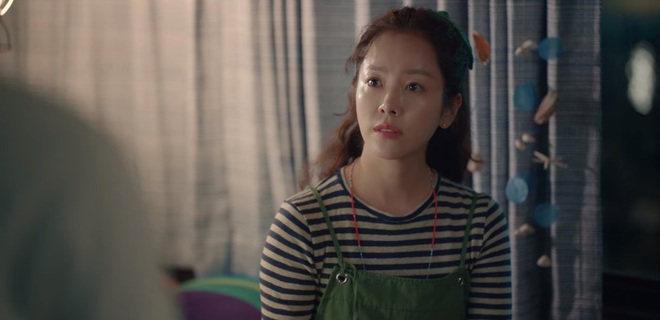 Our Blues tập 4 ngọt ngất người: Vừa cứu Han Ji Min khỏi dê già, Kim Woo Bin đã được thưởng nóng một nụ hôn? - Ảnh 8.