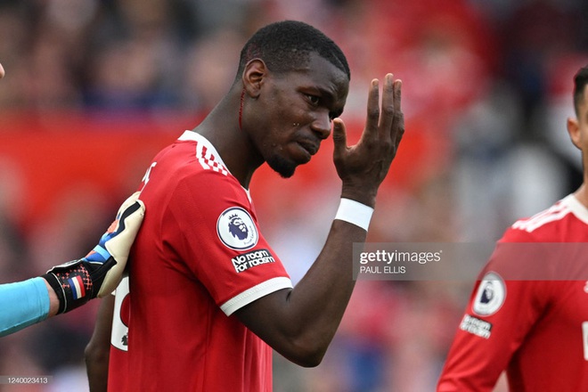 Chuyện kh&oacute; tin tại MU: Vua bọ cạp Maguire m&oacute;c b&oacute;ng b&aacute;o hại đồng đội chảy m&aacute;u đầu - Ảnh 1.