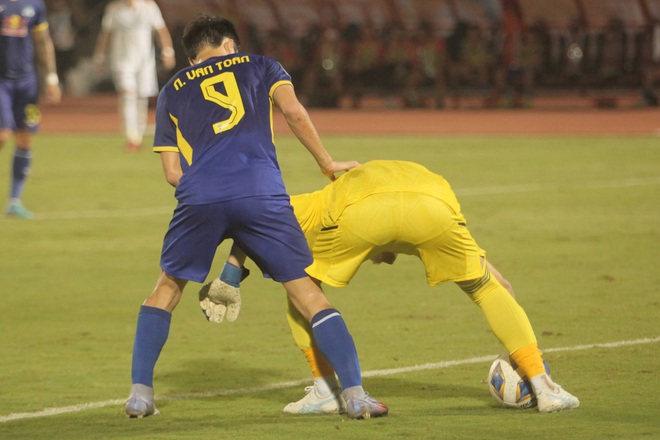 Văn To&agrave;n qu&ecirc;n luật, v&ocirc; t&igrave;nh rơi v&agrave;o c&aacute;i bẫy tinh qu&aacute;i của đội &Aacute; qu&acirc;n Nhật Bản - Ảnh 1.