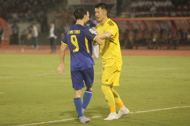 Văn To&agrave;n qu&ecirc;n luật, v&ocirc; t&igrave;nh rơi v&agrave;o c&aacute;i bẫy tinh qu&aacute;i của đội &Aacute; qu&acirc;n Nhật Bản - Ảnh 2.