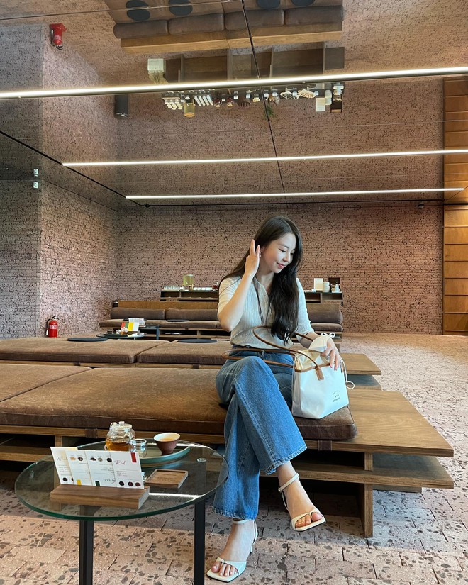 4 kiểu sandal được sao H&agrave;n diện m&atilde;i kh&ocirc;ng biết ch&aacute;n, l&ecirc;n đồ thế n&agrave;o cũng s&agrave;nh điệu - Ảnh 13.