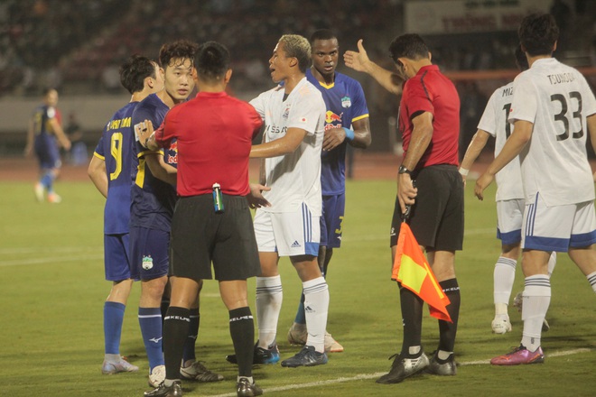 Văn To&agrave;n qu&ecirc;n luật, v&ocirc; t&igrave;nh rơi v&agrave;o c&aacute;i bẫy tinh qu&aacute;i của đội &Aacute; qu&acirc;n Nhật Bản - Ảnh 4.