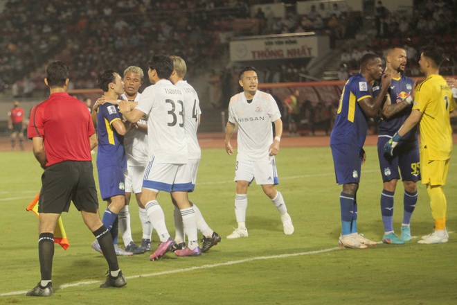 Văn To&agrave;n qu&ecirc;n luật, v&ocirc; t&igrave;nh rơi v&agrave;o c&aacute;i bẫy tinh qu&aacute;i của đội &Aacute; qu&acirc;n Nhật Bản - Ảnh 5.