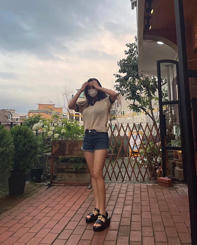 4 kiểu sandal được sao H&agrave;n diện m&atilde;i kh&ocirc;ng biết ch&aacute;n, l&ecirc;n đồ thế n&agrave;o cũng s&agrave;nh điệu - Ảnh 8.