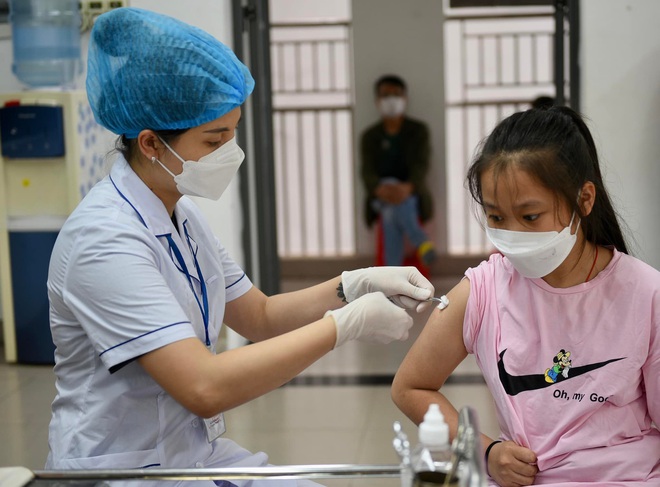 Hơn 8.400 trẻ em Hà Nội đã tiêm vaccine Covid-19, sức khoẻ hiện ra sao? - Ảnh 1.