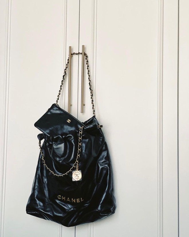Dân tình chê Chanel tăng giá vô lý không muốn mua nhưng hãng vừa ra túi mới là thi nhau sắm ầm ầm - Ảnh 2.