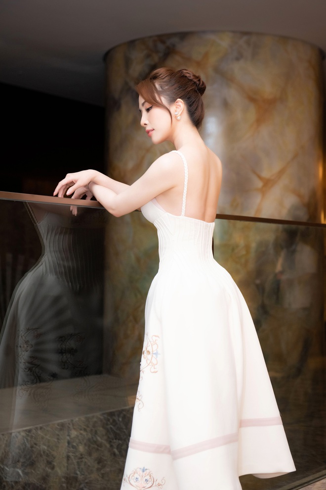 Quỳnh Nga khiến phi c&ocirc;ng trẻ to&aacute;t mồ h&ocirc;i khi đ&oacute;ng cảnh n&oacute;ng, khoe visual si&ecirc;u gợi cảm ở họp b&aacute;o phim mới - Ảnh 2.