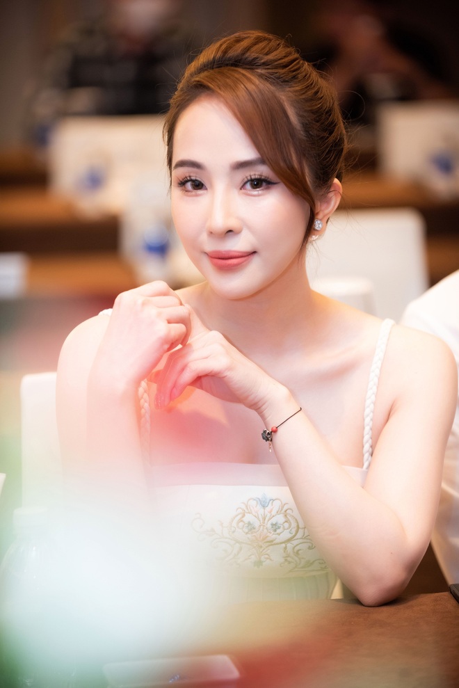 Quỳnh Nga khiến phi c&ocirc;ng trẻ to&aacute;t mồ h&ocirc;i khi đ&oacute;ng cảnh n&oacute;ng, khoe visual si&ecirc;u gợi cảm ở họp b&aacute;o phim mới - Ảnh 1.