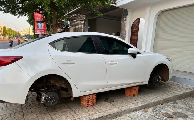 Xe Mazda 3 đỗ trước cửa nh&agrave; bị trộm th&aacute;o mất cả 4 b&aacute;nh - Ảnh 1.