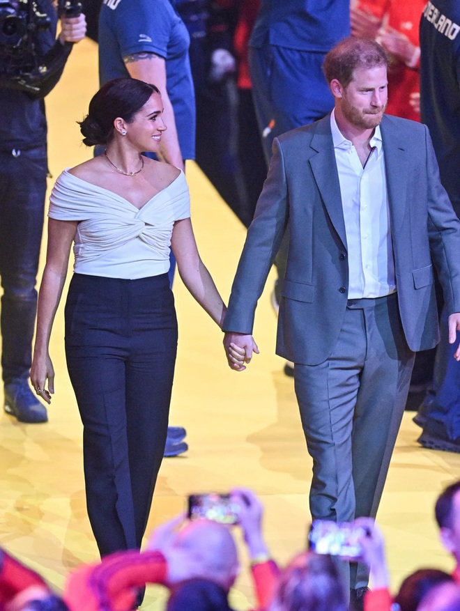 Chỉ mặc đẹp 2 lần rồi lại xấu, bộ cánh mới của Meghan Markle khiến ai nhìn cũng CHÊ! - Ảnh 4.