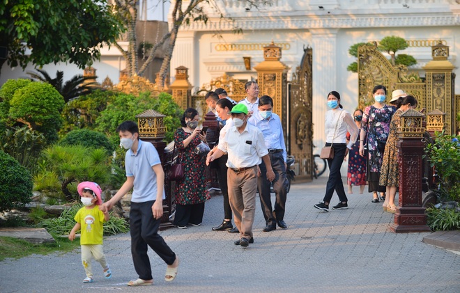 Gặp "đại gia trại lợn" ở Hải Dương, ngắm nhìn dàn siêu xe dát vàng trăm tỷ và biệt thự trong công viên rộng nghìn mét vuông - Ảnh 10.