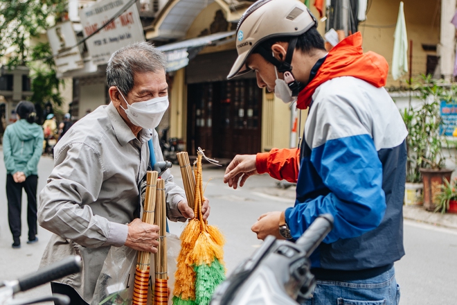 Đôi vợ chồng mù Hà Nội dắt tay nhau bán chổi và câu chuyện tình bền chặt suốt 40 năm khiến ai cũng ngưỡng mộ - Ảnh 3.