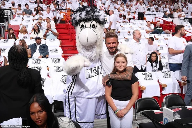 David Beckham gây náo loạn sân bóng NBA với visual sáng bừng, ai dè bị màn hò hét của ái nữ Harper giật spotlight - Ảnh 2.