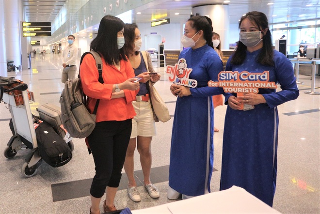 Khách quốc tế hào hứng vì được tặng sim 4G ngay khi đến sân bay Đà Nẵng - Ảnh 2.