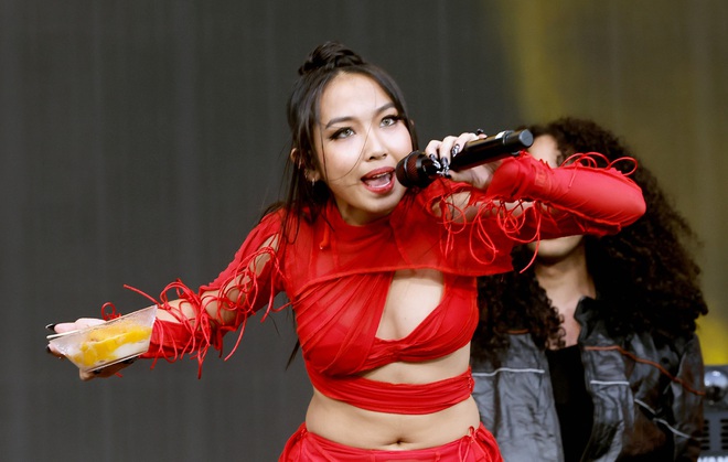 Một đặc sản quen thuộc đang gây sốt sau buổi biểu diễn của nữ rapper hot nhất Thái Lan - Ảnh 1.