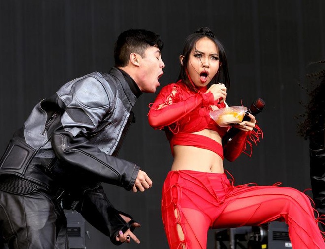 Một đặc sản quen thuộc đang gây sốt sau buổi biểu diễn của nữ rapper hot nhất Thái Lan - Ảnh 2.