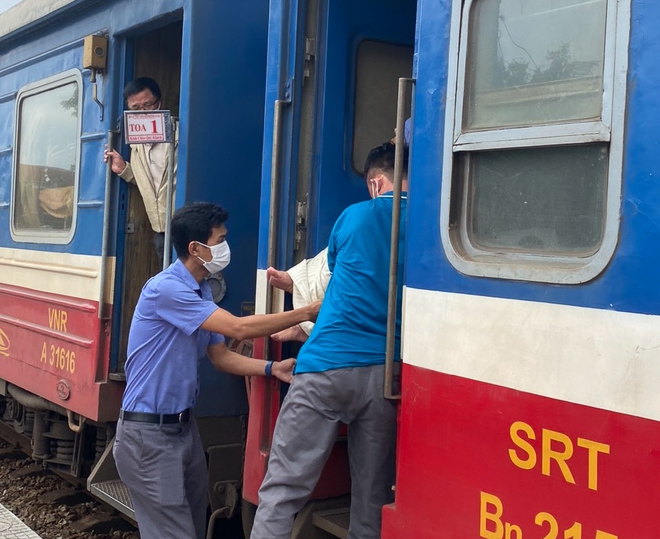 Sản phụ chuyển dạ trên tàu hoả, nhân viên rưng rưng nước mắt khi trở thành “bác sĩ đỡ đẻ” - Ảnh 2.